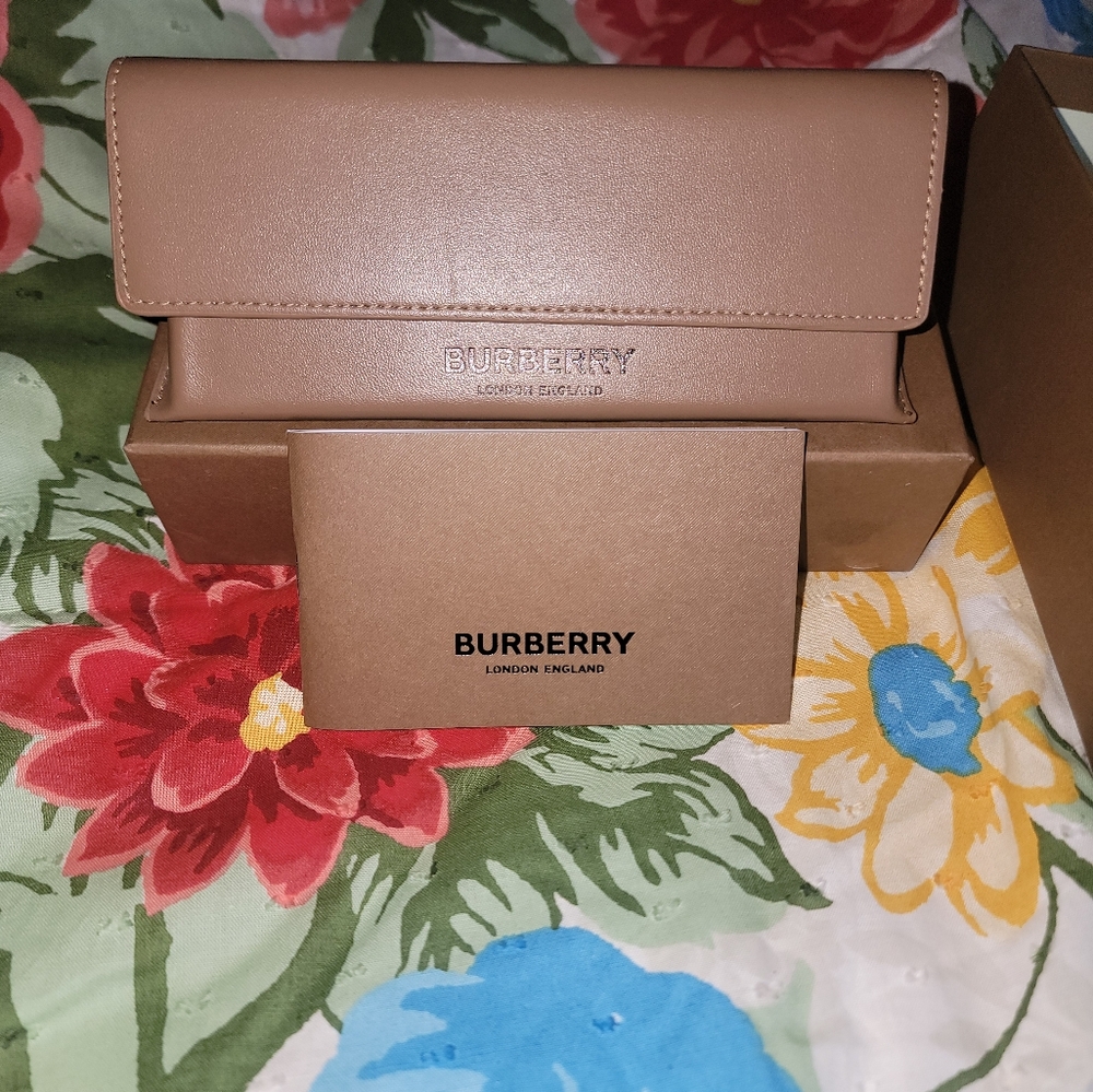 Burberry butterfly frame sunglasses - Picture 3 of 3